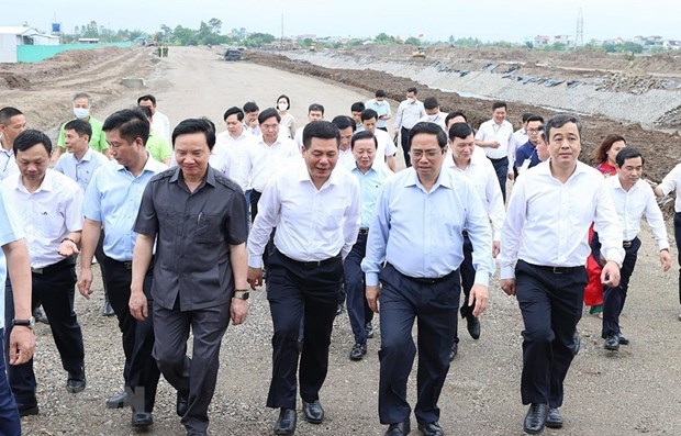 Le PM visite des etablissements socio-economiques a Thai Binh hinh anh 1