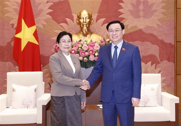 Le president de l'AN Vuong Dinh Hue recoit la presidente de la Cour populaire supreme du Laos hinh anh 1