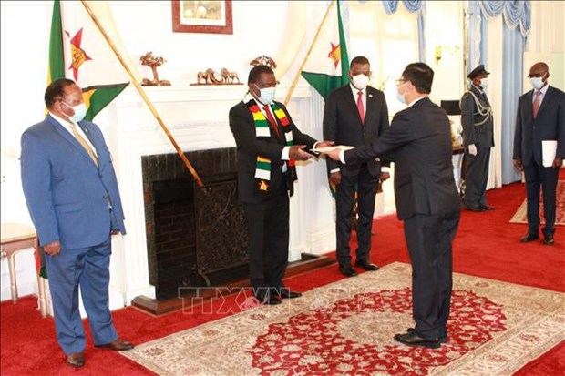 Le Zimbabwe souhaite developper ses relations de cooperation multiforme avec le Vietnam hinh anh 1