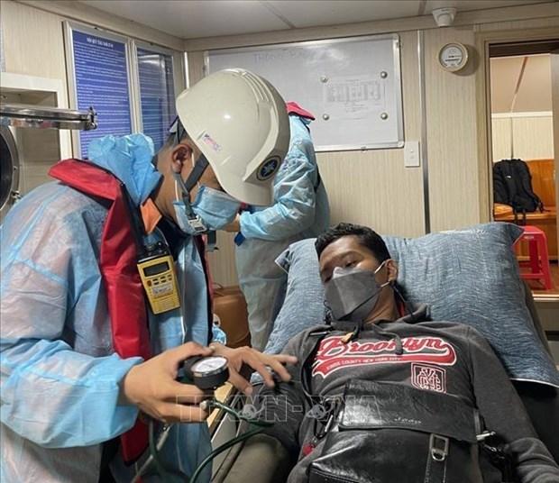 Un marin philippin accidente secouru au large de Nha Trang hinh anh 1