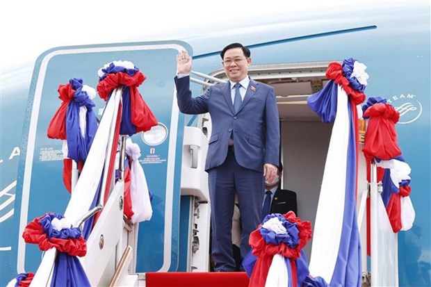 Le president de l’AN Vuong Dinh Hue entame sa visite officielle au Laos hinh anh 1