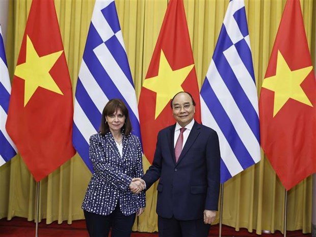 Le president Nguyen Xuan Phuc s’entretient avec son homologue grecque hinh anh 1