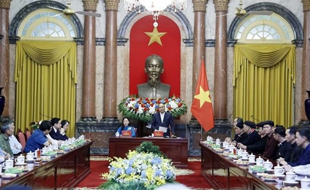 Le president Nguyen Xuan Phuc salue les minorites ethniques de prestige de Tuyen Quang hinh anh 1