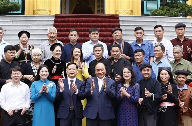 Le president Nguyen Xuan Phuc salue les minorites ethniques de prestige de Tuyen Quang hinh anh 2