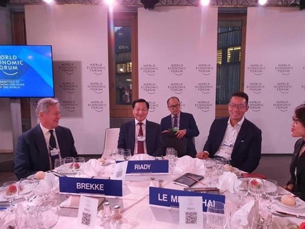 Le vice-Premier ministre Le Minh Khai actif au WEF a Davos hinh anh 1