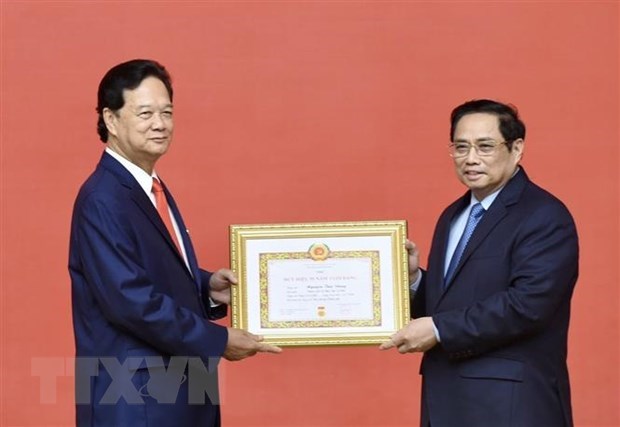 L’ancien PM Nguyen Tan Dung decore de l’Insigne des 55 ans d’adhesion au Parti hinh anh 1