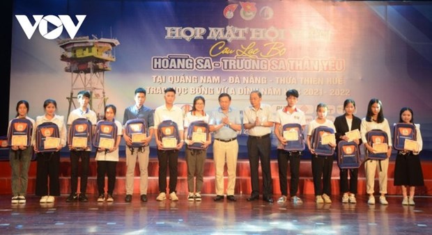 Le club “Pour Hoang Sa - Truong Sa bien-aimes” accorde des bourses d’etudes a des etudiants demunis hinh anh 1