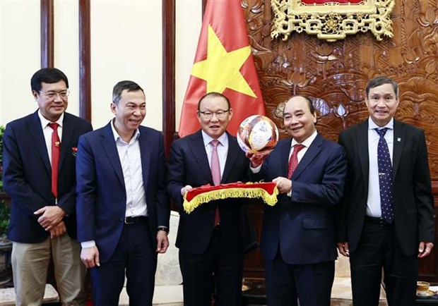 Le president Nguyen Xuan Phuc felicite les entraineurs Park Hang-seo et Mai Duc Chung hinh anh 1