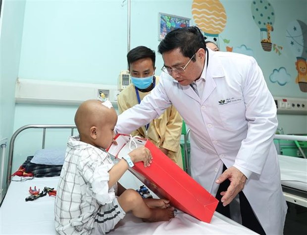 Le PM rend visite a des enfants malades a l'occasion de la Journee internationale de l'enfance hinh anh 1