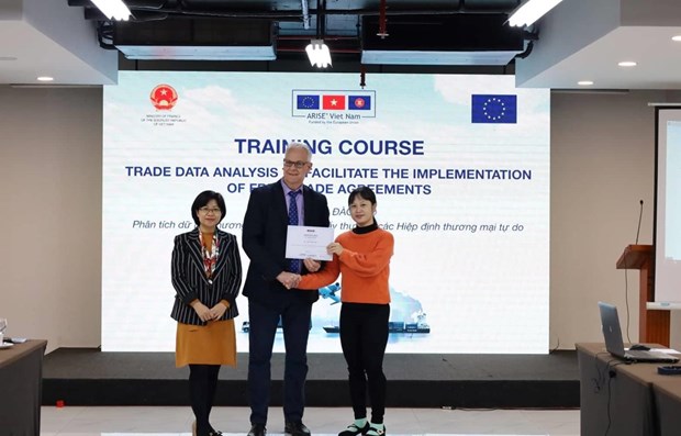 L’UE et le Vietnam travaillent a l’evaluation de l’execution de l’EVFTA hinh anh 1