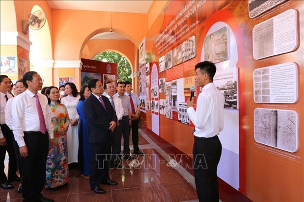 Le PM rend hommage au President Ho Chi Minh dans la megapole du Sud hinh anh 2