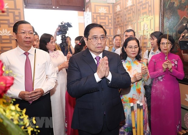Le PM rend hommage au President Ho Chi Minh dans la megapole du Sud hinh anh 1