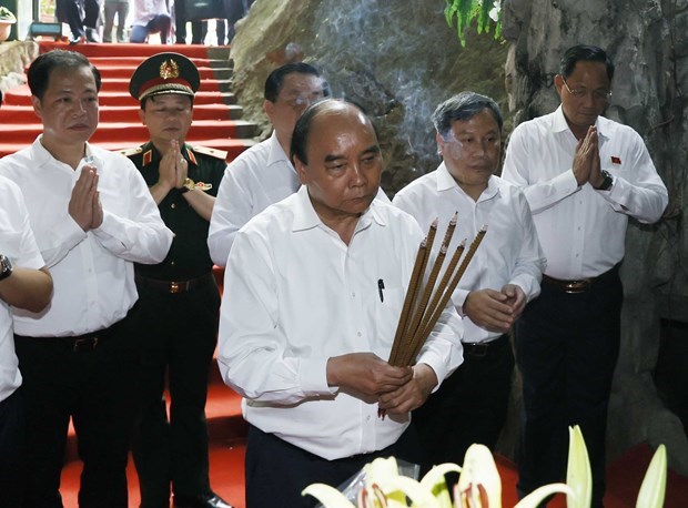 Le chef de l’Etat rend hommage aux heros et martyrs de Quang Binh hinh anh 1