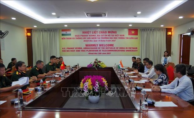 L'ambassadeur de l'Inde visite l'Universite d’officiels d’information de Khanh Hoa hinh anh 1