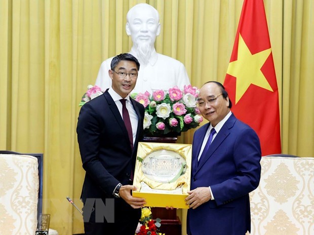 Le president Nguyen Xuan Phuc recoit le consul d’honneur du Vietnam en Suisse hinh anh 1