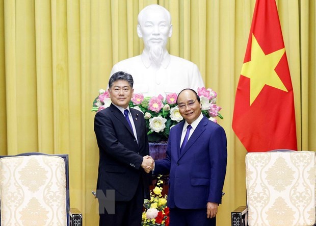 Le president Nguyen Xuan Phuc recoit le ministre japonais de la Justice hinh anh 1