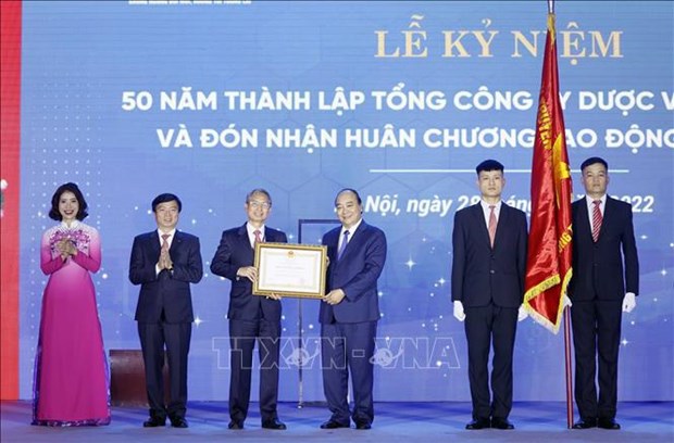 Le president Nguyen Xuan Phuc a la celebration des 50 ans de creation de la Vinapharm hinh anh 1