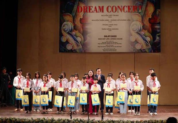 La vice-presidente de la Republique a un concert pour soutenir les enfants en difficulte hinh anh 2