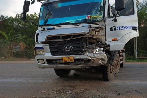 Des victimes lao secourues d’un accident de la route a Quang Tri hinh anh 1