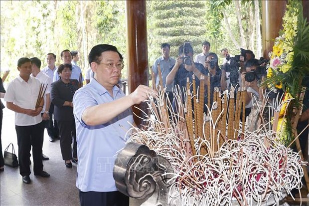 Le president de l’AN Vuong Dinh Hue offre de l'encens pour commemorer les Morts pour la Patrie hinh anh 1
