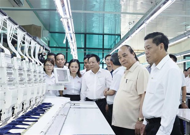 Le president Nguyen Xuan Phuc visite une usine de confection a Hai Phong hinh anh 1