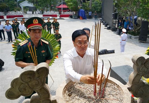 Le vice-PM Pham Binh Minh rend hommage aux martyrs a Vi Xuyen hinh anh 1