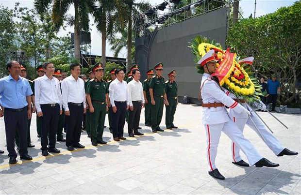 Le vice-PM Pham Binh Minh rend hommage aux martyrs a Vi Xuyen hinh anh 2