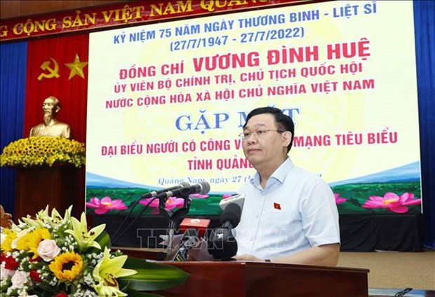 Le president de l’Assemblee nationale rencontre des revolutionnaires exceptionnels a Quang Nam hinh anh 1