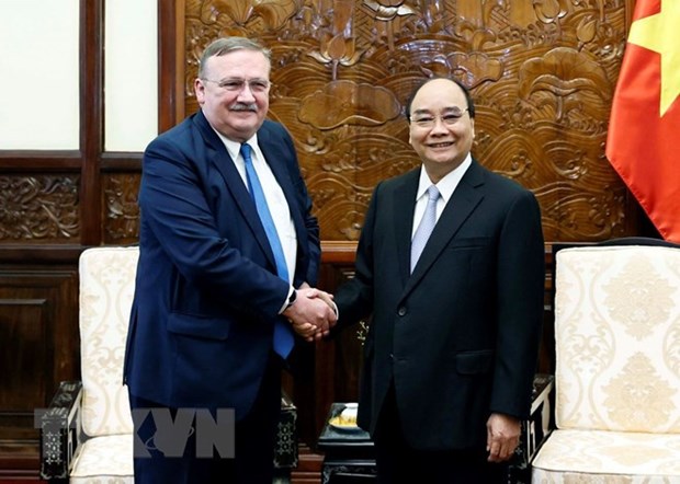 Le president Nguyen Xuan Phuc recoit l’ambassadeur de Hongrie au Vietnam hinh anh 1