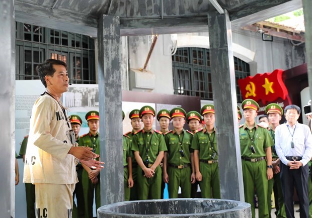 Une exposition rend hommage aux heros de guerre et aux martyrs de la prison de Hoa Lo hinh anh 1