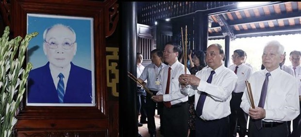 Le president Nguyen Xuan Phuc rend hommage au feu president du Conseil d’Etat Vo Chi Cong hinh anh 1