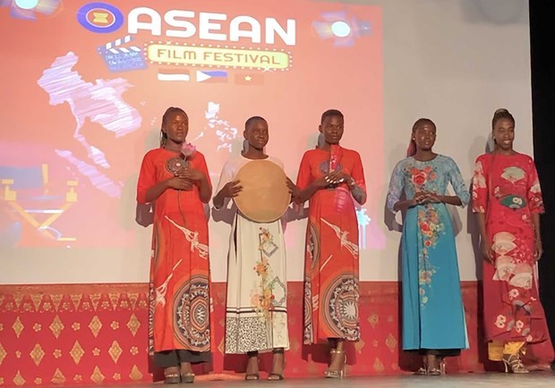 Echanges culturels celebrant le 55e anniversaire de la fondation de l'ASEAN hinh anh 1