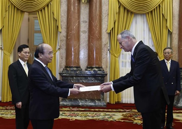 Le president Nguyen Xuan Phuc recoit les ambassadeurs de Koweit et d’Israel hinh anh 2