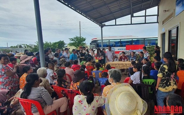 La Commission de sensibilisation aupres des masses travaille avec l’Association Khmer-Vietnam hinh anh 1