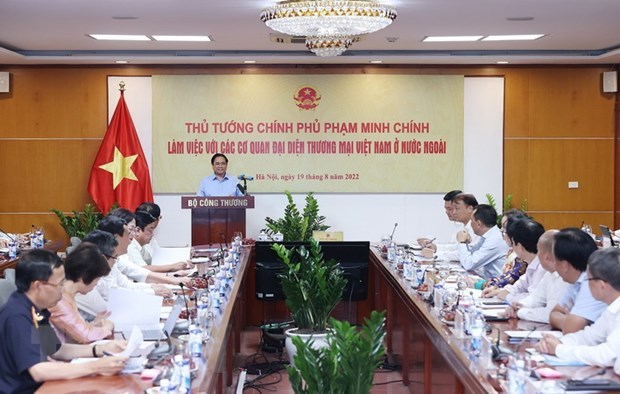 Le PM preside une reunion en ligne avec les bureaux commerciaux vietnamiens a l'etranger hinh anh 1