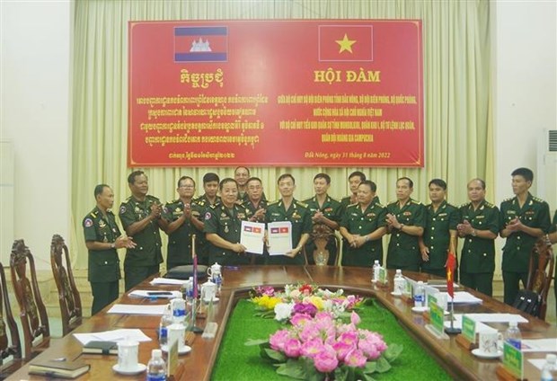 Les provinces vietnamiennes et cambodgiennes renforcent les liens pour preserver la securite des frontieres hinh anh 1