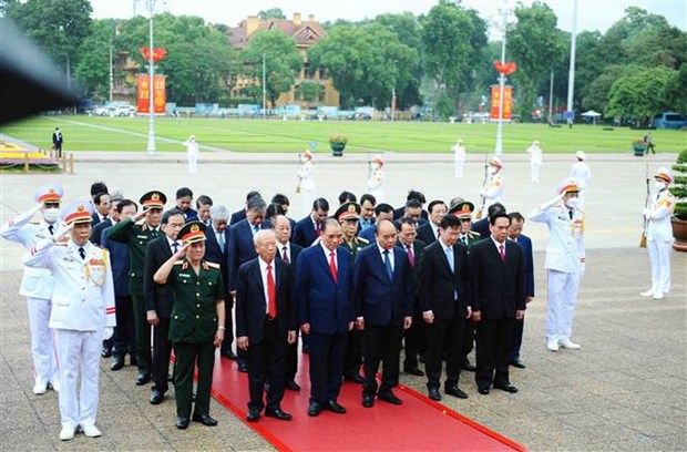 Fete nationale : les dirigeants rendent hommage au President Ho Chi Minh hinh anh 1