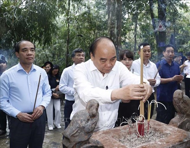 Le president Nguyen Xuan Phuc offre de l'encens au Vestige national special de Tan Trao hinh anh 1