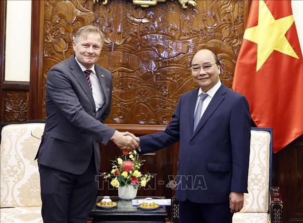 Le president Nguyen Xuan Phuc recoit de nouveaux ambassadeurs hinh anh 3