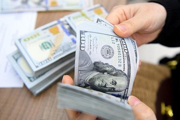 La banque centrale releve le prix de vente du dollar a 23.700 dongs hinh anh 1