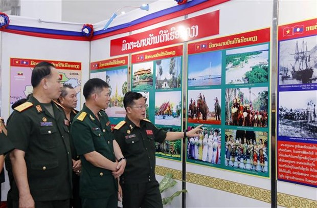 Exposition de photos sur les relations speciales Vietnam-Laos a Vientiane hinh anh 1