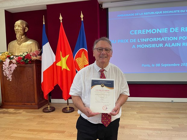 Remise du Prix vietnamien de l’Information a l’historien Alain Ruscio hinh anh 2