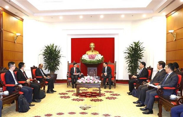 Le vice-PM et ministre singapourien des Finances recu par le permanent du Secretariat du PCV Vo Van Thuong hinh anh 1