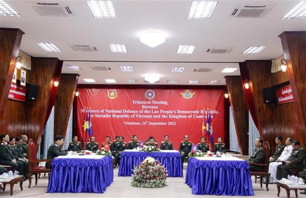 Le Vietnam, le Laos et le Cambodge promeuvent la cooperation dans la defense hinh anh 1