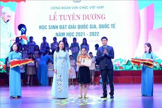 La vice-presidente Vo Thi Anh Xuan honore des eleves brillants hinh anh 1