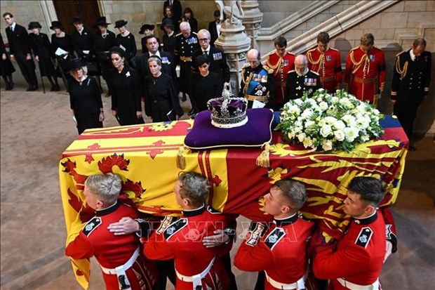 Le ministre des AE Bui Thanh Son assiste aux funerailles de la reine Elizabeth II hinh anh 1