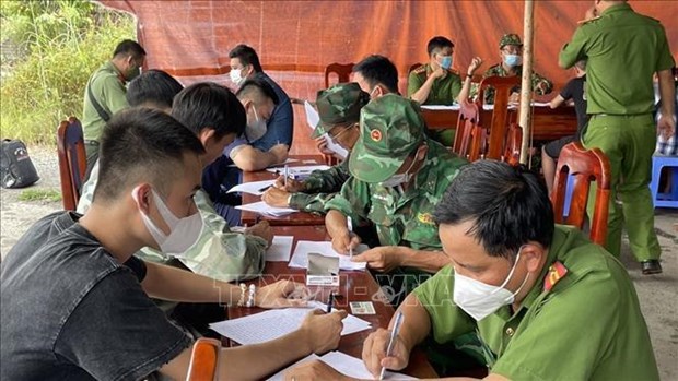 Tay Ninh: Le poste frontalier de Moc Bai accueille des travailleurs de retour du Cambodge hinh anh 1