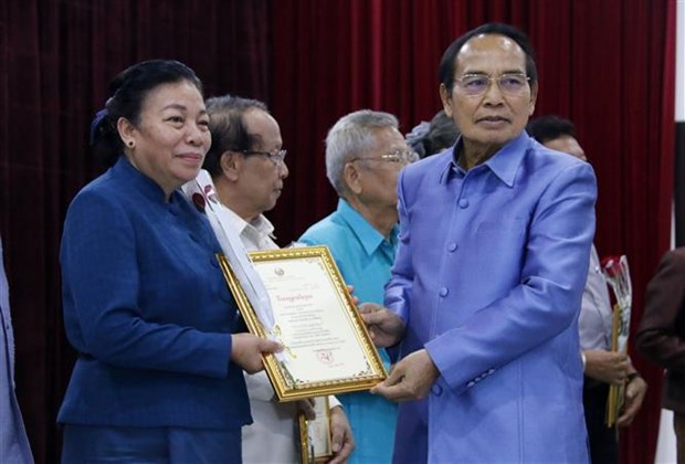Le Laos honore les gagnants du concours d'ecriture sur les relations speciales avec le Vietnam hinh anh 1