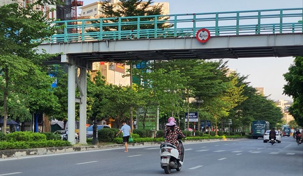 Hanoi renforce les mesures pour encourager les gens a utiliser les passerelles pietonnes hinh anh 1