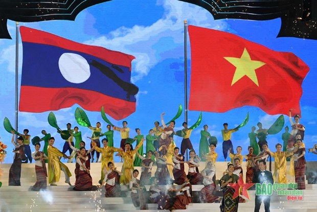 Cloture du 3e Festival des echanges des regions frontalieres Vietnam-Laos hinh anh 2